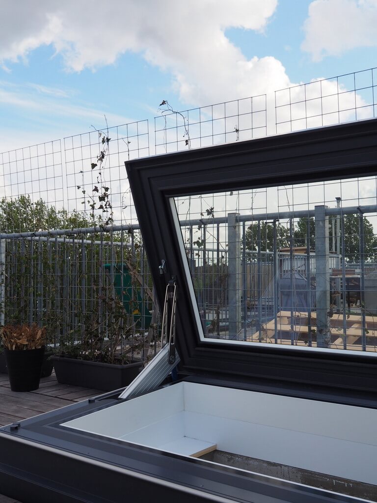 Remplacer l’ancienne fenêtre de toit avec fuite par une fenêtre de toit électrique avec vue uniquement sur le ciel