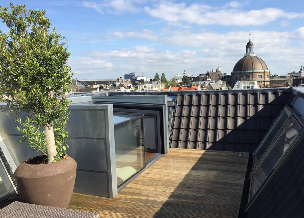 Cette box donne accès à une terrasse sur le toit cachée, le long des canaux d’Amsterdam, dans ce patrimoine mondial unique.