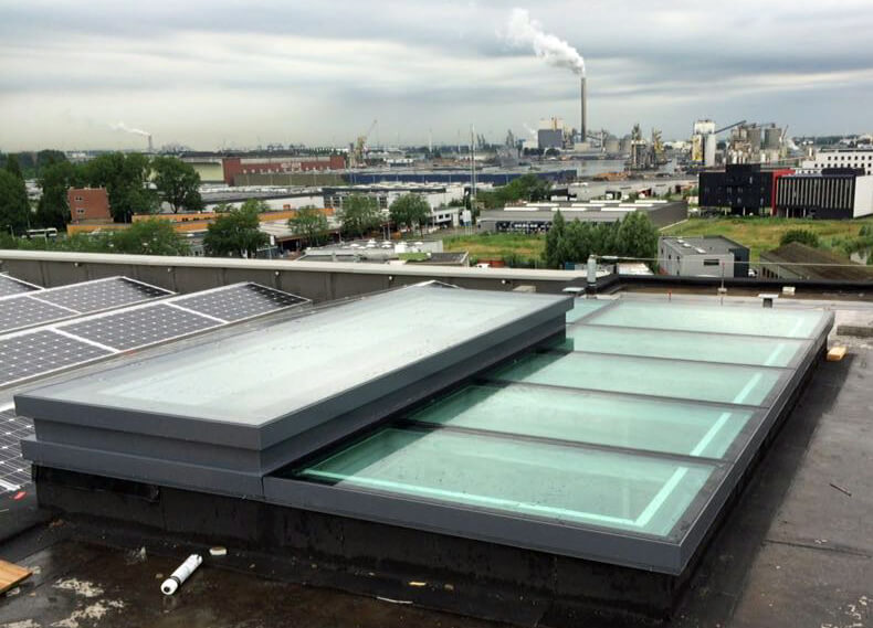 un toit en verre avec vitres de sol et fenêtre de toit électrique